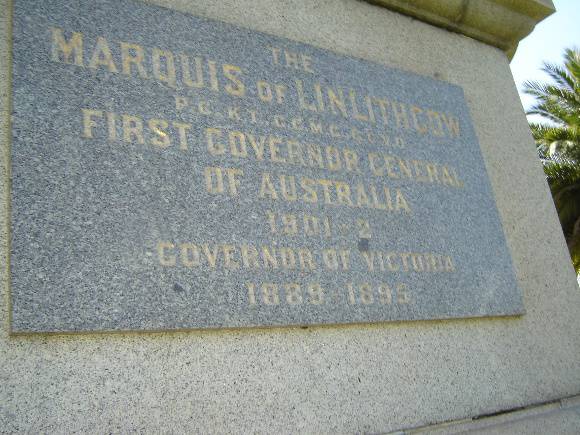 H0366 plaque linlithgow monument Nov06 jb