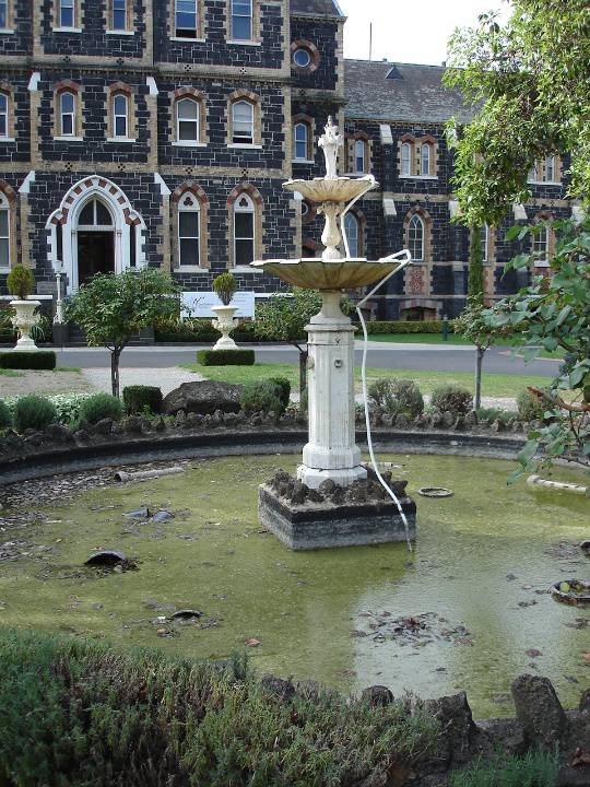 Rose fountain 12 April 2007   