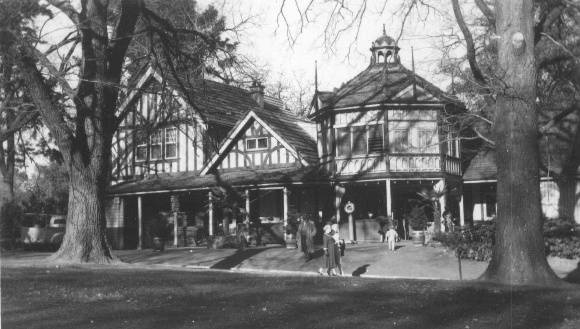 B7677 Fitzroy Gardens Kiosk.jpg