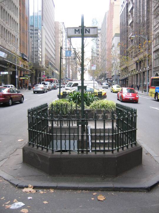 H2109 Underground Toilet Queen St 08 06 06 mz 018