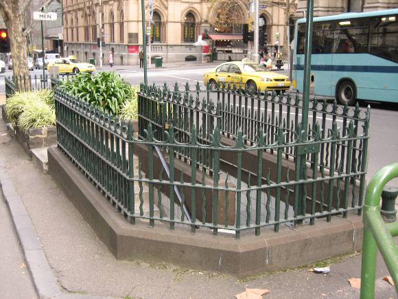 H2109 Underground Toilet Queen Street 08 06 06 mz 016