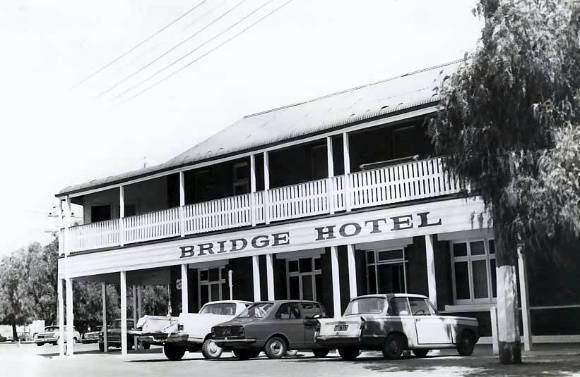 B2389 Bridge Hotel Nathalia