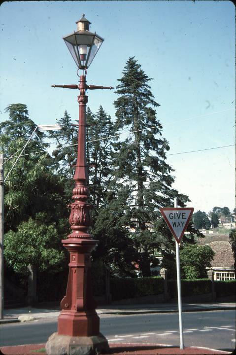 B2425 Lamp Post 