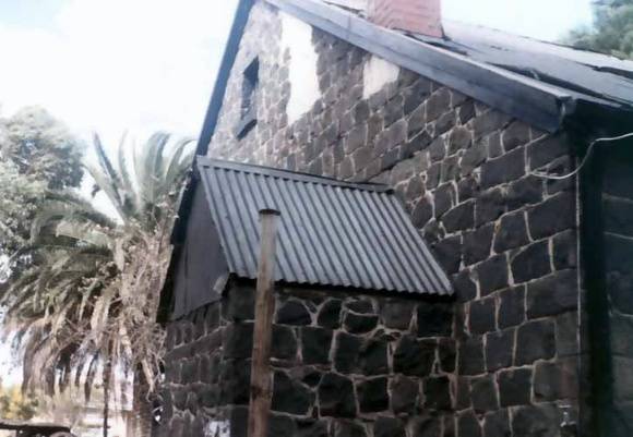 B3962 Baker's Oven Protruding from Kitchen