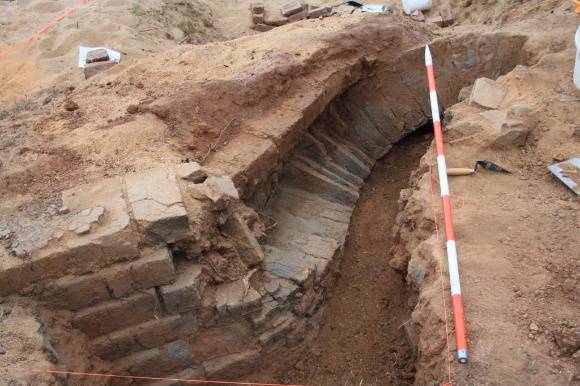 H2106 Chinese Kiln and Market Garden. Connection of kiln bowl to uphill fire box exposed during Investigations 22 May 2012