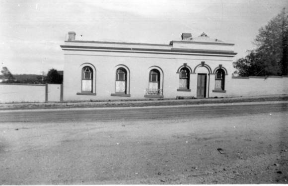 Traquair House (former Bank of NSW), c.1950.  Source: Linton Historical Society