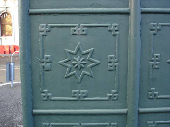 Urinal Nth Melbourne panel detail KJ 21 07 2007