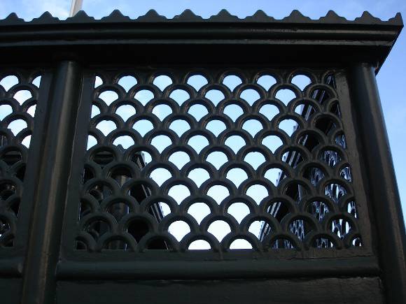 Urinal nth Melbourne grille detail KJ 21 06 2007