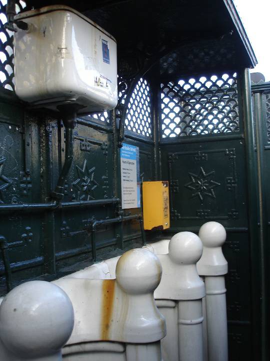 Urinal Nth Melbourne interior KJ 21 06 2007