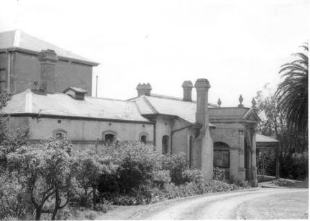 B1207 Clovelly East side on Lansell Road.jpg