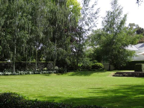 G13130 Bolobek east lawn