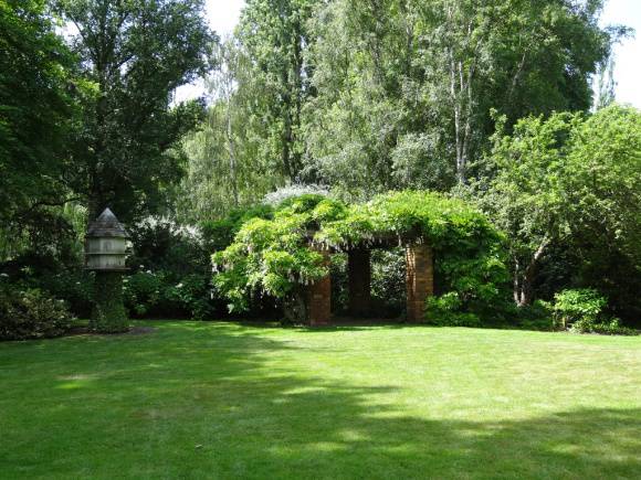 G13130 Bolobek wisteria arbour