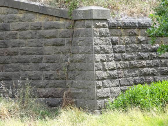 B2681 rail bridge over Riddell's Creek wall detail