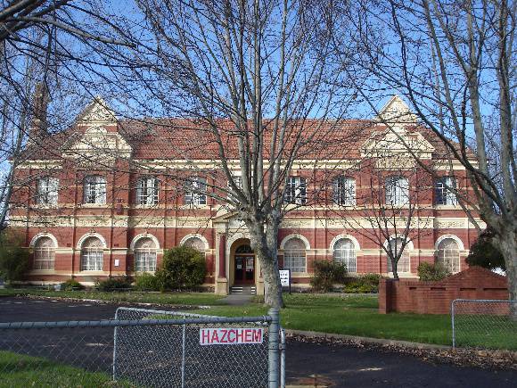 Maryborough Tech school front KJ 26 July 07 