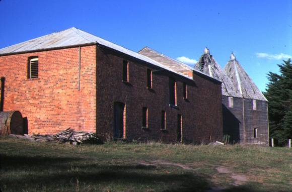 1 mossiface hopkilns bruthen brick barn side view may1982