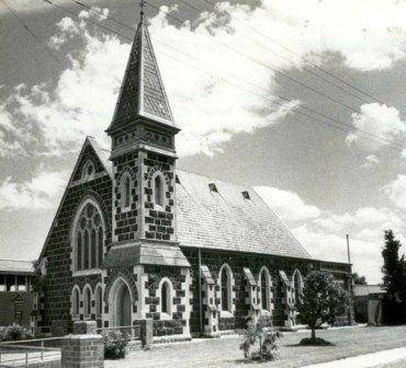 B3968 St Alban's Uniting Church.jpg