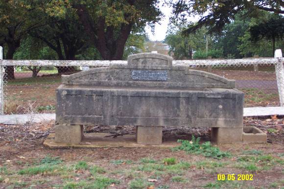 23359 Bills Horse Trough Penshurst 0915