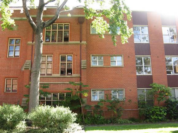 JCH Part of the 1930 Traill Wing (left) and the adjoining 1962 Scantlebury Wing, 
which form the north side of the courtyard.
