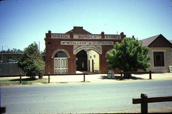 1 shackells bond store echuca front view feb1983