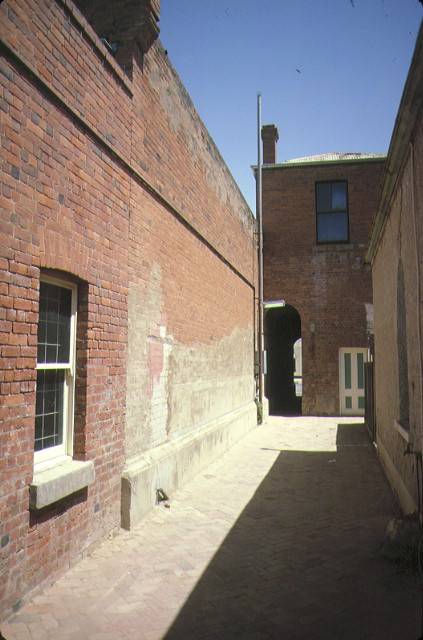 shackells bond store echuca rear view feb1983