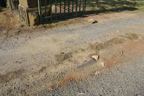Photo 4 Detail of central stone slab for fastening gates.jpg
