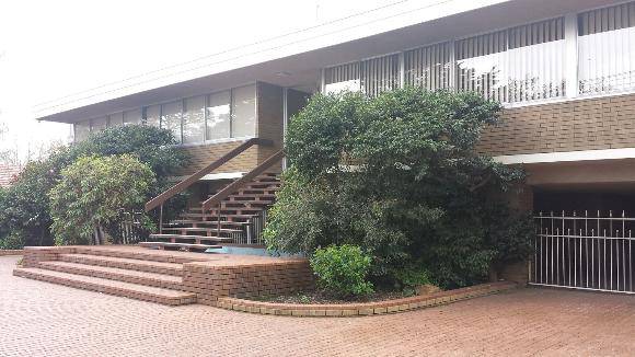 Figures 4 Views of the exterior of the house from Wendouree Parade, September 2014.jpg