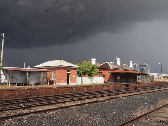 H1670 DUNOLLY RAILWAY STATION LHA 2015 1.JPG