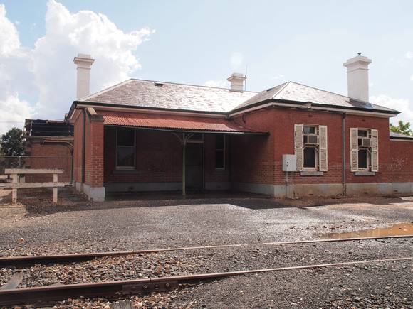 H1670 DUNOLLY RAILWAY STATION LHA 2015 3.JPG