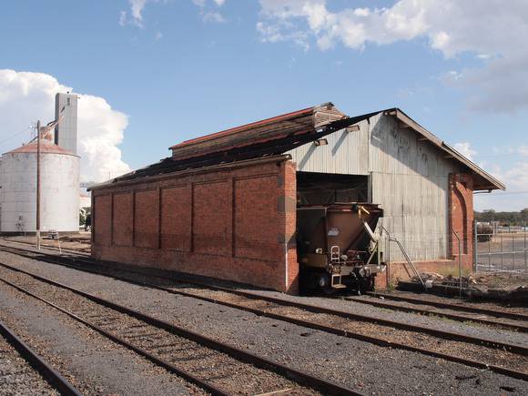 H1670 DUNOLLY RAILWAY STATION LHA 2015 4.JPG