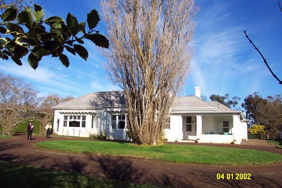 23423 Kinvonvie  Yulecart front entrance 1310