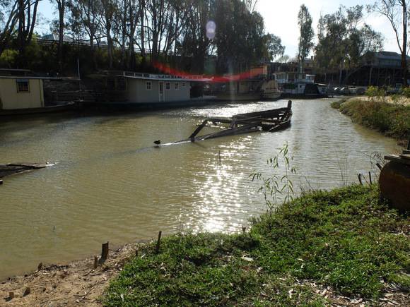20151005_Echuca wharf Wet Dockand B22 Barge 17.JPG