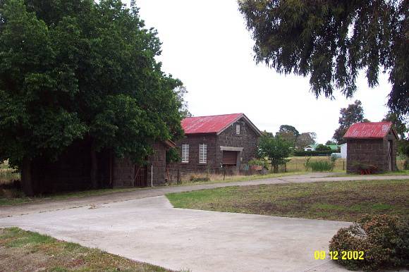 H1535 Lock up Stables   WC Dunkeld 2288