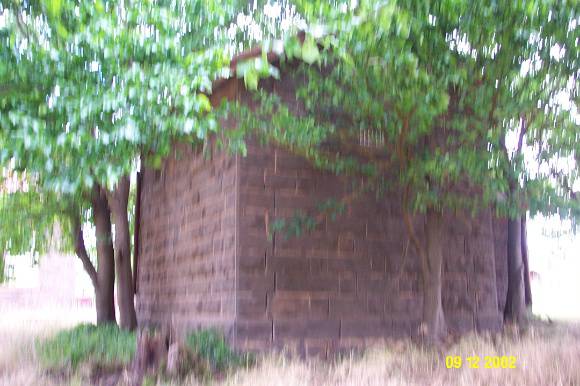 H1535 Lock up Stables   WC Dunkeld 2290