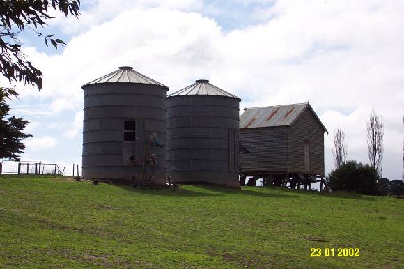 23190 Lyne Homestead Byaduk North barn   silos 1444