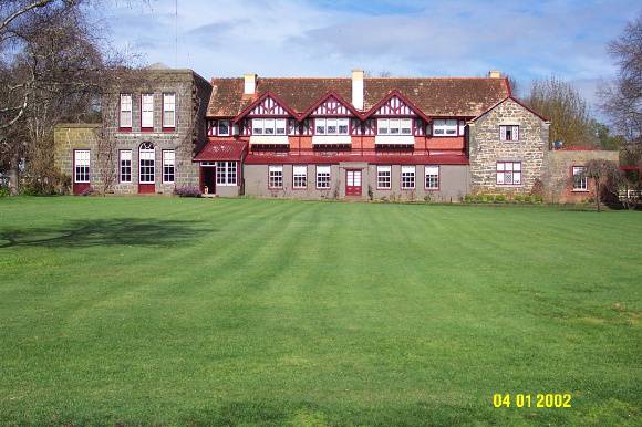 H0289 Murndal facade across lawn 1320