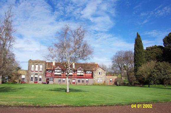 H0289 Murndal facade across lawn 1321