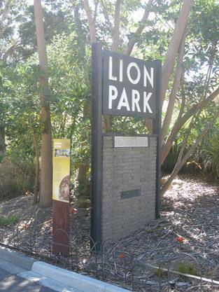 Sign reinstated at new Lion Gorge enclosure 2017.jpg