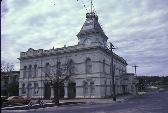 1 creswick town hall & offices front view town hall oct1982