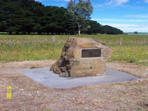 23184 Copy of 0465 Soldier Settlers Memorial Yulecart
