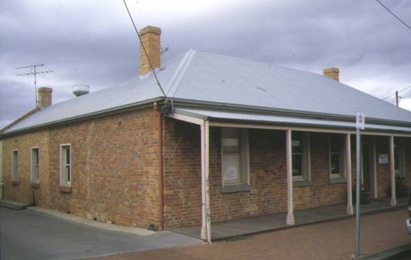 former harp inn packington street geelong west front view apr1997