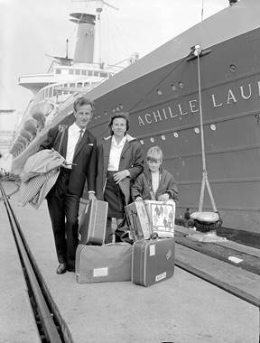 1958, Migrants arriving on Station Pier.jpg