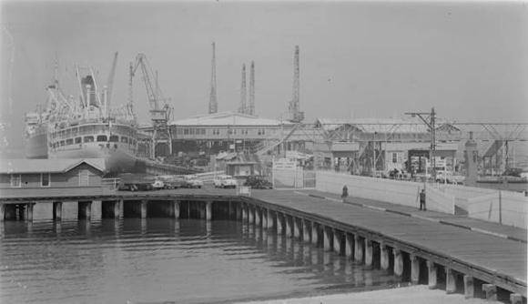 1930s, Entrance to Station Pier.jpg