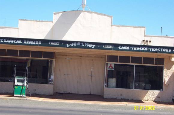 23482 Watt s Garage 65 Whyte St Coleraine 0421