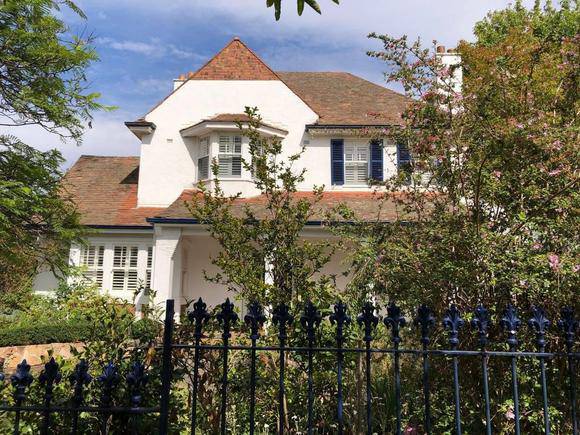 3 Henderson Av, Malvern