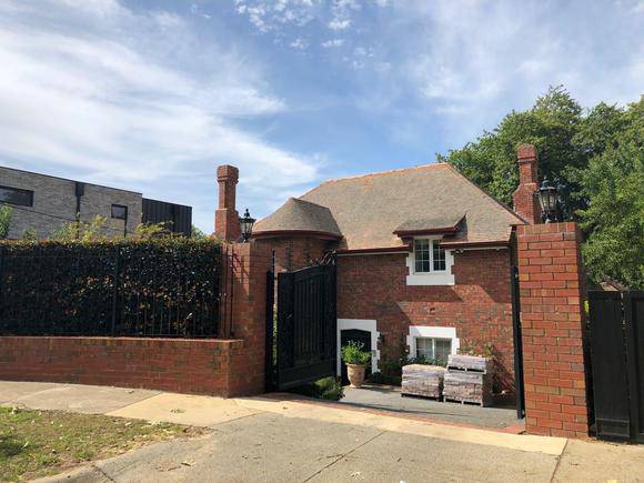 16 Robinsons Street, Malvern