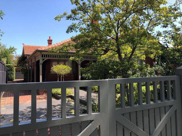 2 Canberra Grove, Malvern