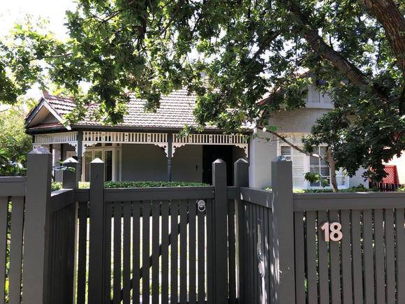 18 Coonil Crescent, Malvern