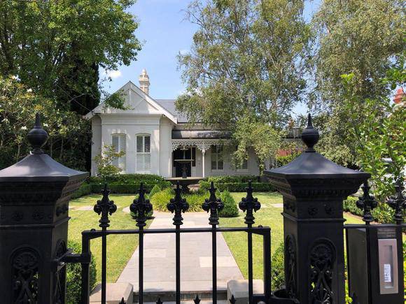 11 Glendearg Grove, Malvern