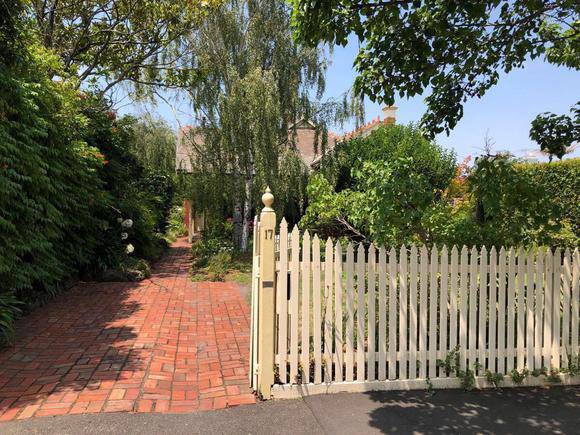 17 Glendearg Grove, Malvern