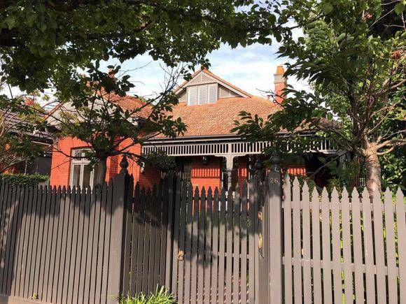 26 Glendearg Grove, Malvern